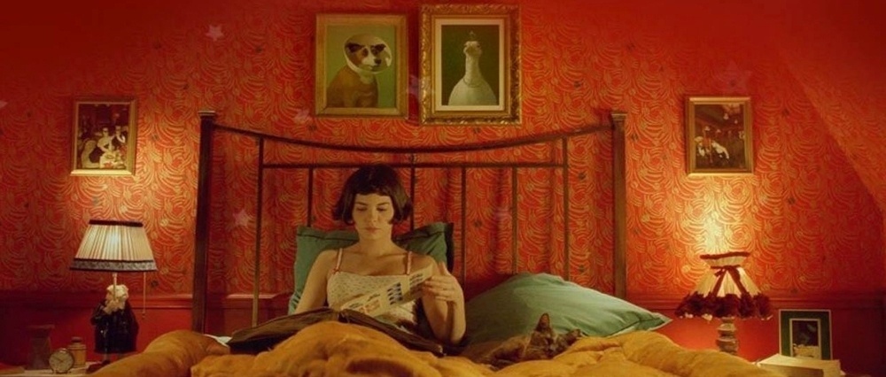 Cena do filme francês "O Fabuloso Destino de Amélie Poulain" (2001), de Jean-Pierre Jeunet. Os dois quadros vistos nas laterais do quarto de Amélie (acima das cabeceiras) são pinturas do brasileiro Juarez Machado - Reprodução