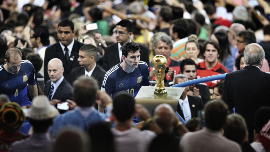 Messi observa a Copado Mundo perdida no Maracanã - Bao Tailiang/Divulgação