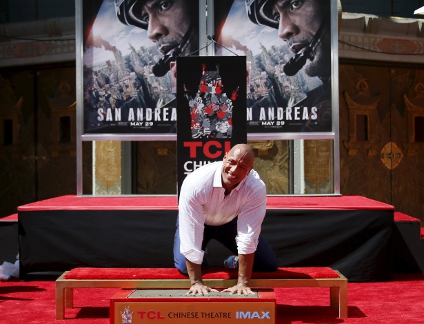 O ator Dwayne "The Rock" Johnson deixa a marca de suas mãos e pés no cimento da calçada do Teatro Chinês, em Hollywood - Danny Moloshok/Reuters