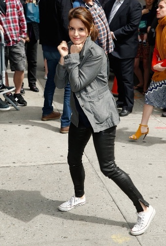 20.mai.2015 - A atriz e roteirista Tina Fey faz pose na frente do teatro  Ed Sullivan em Nova York, nos EUA. Ela do último "The Late Show" com David Letterman, que se aposenta aos 67 anos