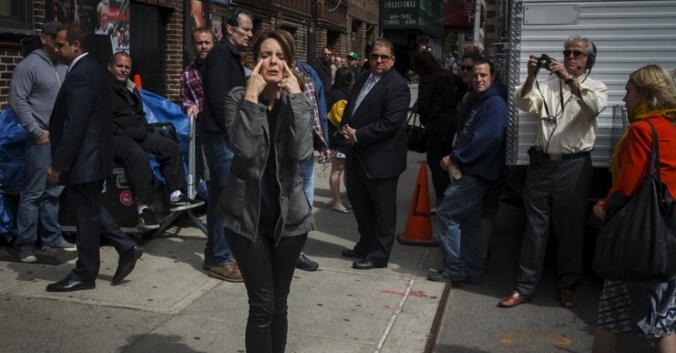 20.mai.2015 - A atriz e roteirista Tina Fey lamenta a aposentadoria do comediante David Letterman, que se aposenta aos 67 anos, nesta quarta. Diversos convidados famosos participaram da atração