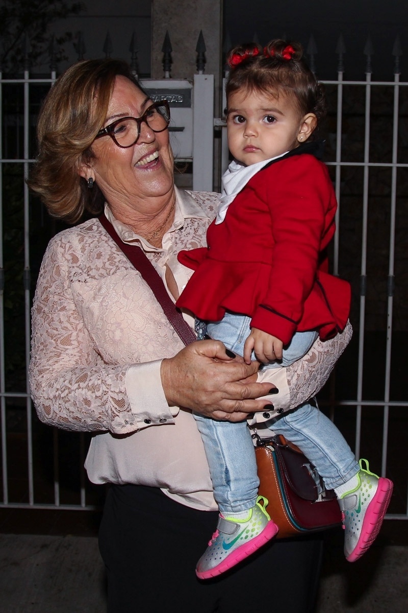 20.mai.2015 - Chloé, filha da apresentadora e modelo Fernanda Motta, foi a festa do aniversário de sete anos de Rodrigo, filho do apresentador Faustão, levada pela avó materna