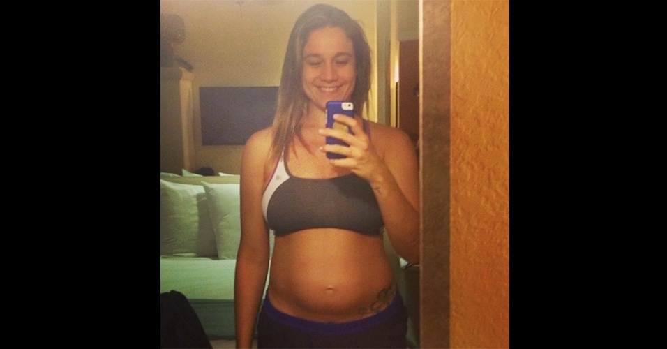 20.mai.2015 - Fernanda Gentil postou em seu Instagram uma foto deixando à mostra sua barriga de seis meses de gravidez