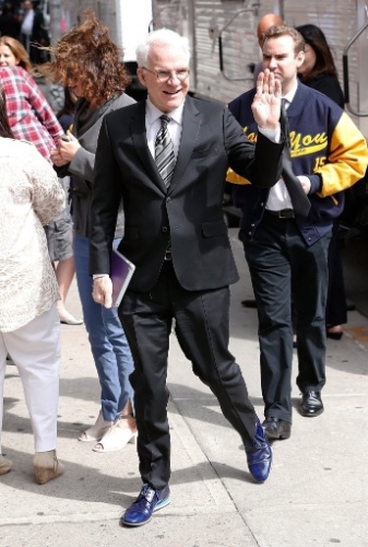 20.mai.2015 - O comediante e ator Steve Martin acena para o público ao chegar para gravação do último "The Late Show" com David Letterman nos EUA