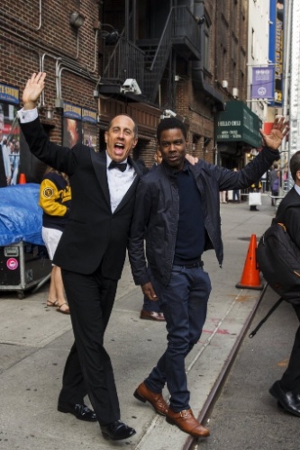 20.mai.2015 - O comediante Jerry Seinfeld e o ator Chris Rock posam em frente ao teatro Ed Sullivan em Nova York, nos EUA. Ela do último "The Late Show" com David Letterman, que se aposenta aos 67 anos
