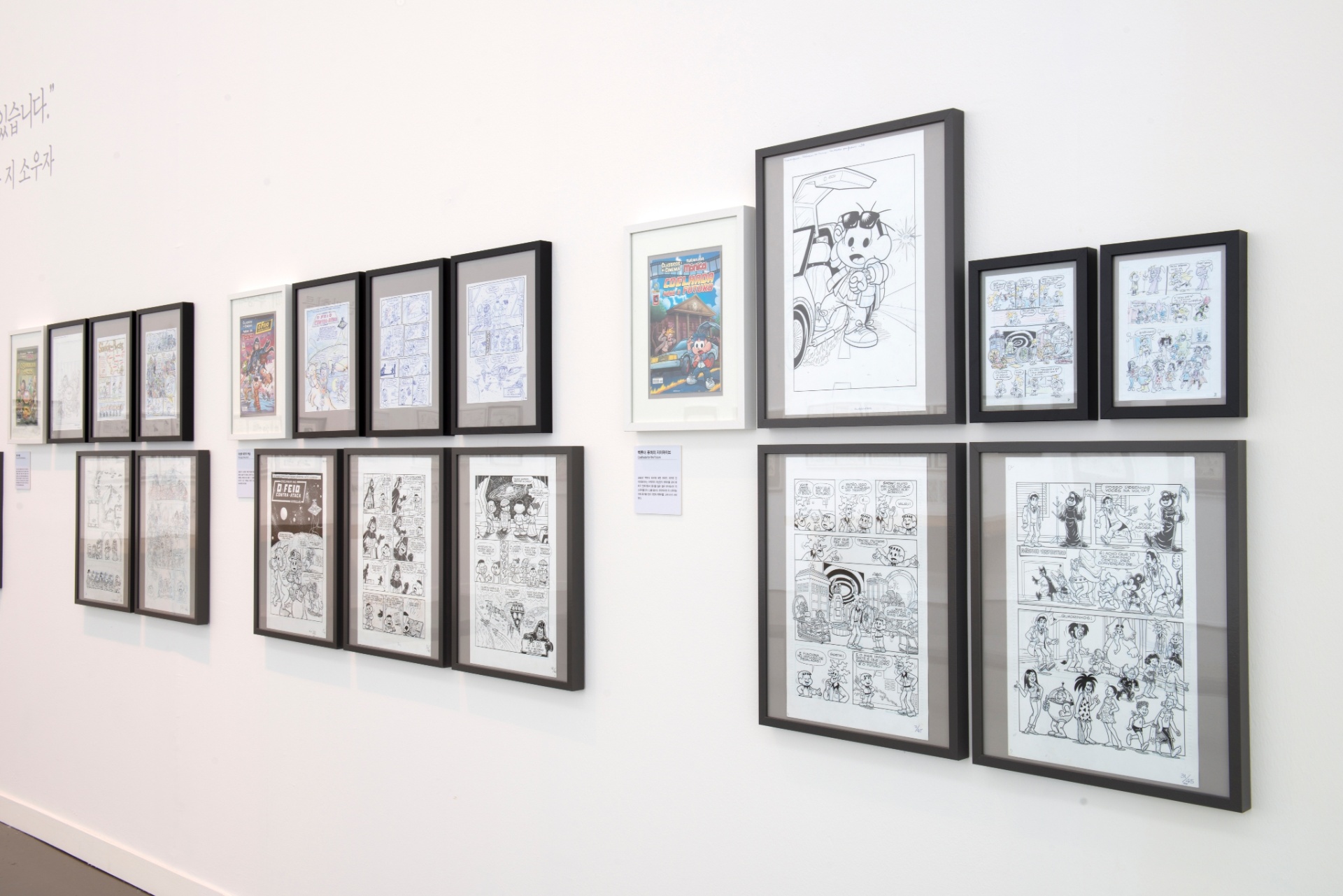 Ao lado de cada obra, o visitante vai encontrar uma cópia reduzida da obra original, com informações sobre o artista e o movimento em que ele está inserido. - Divulgação