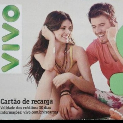 Camila Queiroz e o namorado, Lucas Cattani em uma campanha para a Vivo