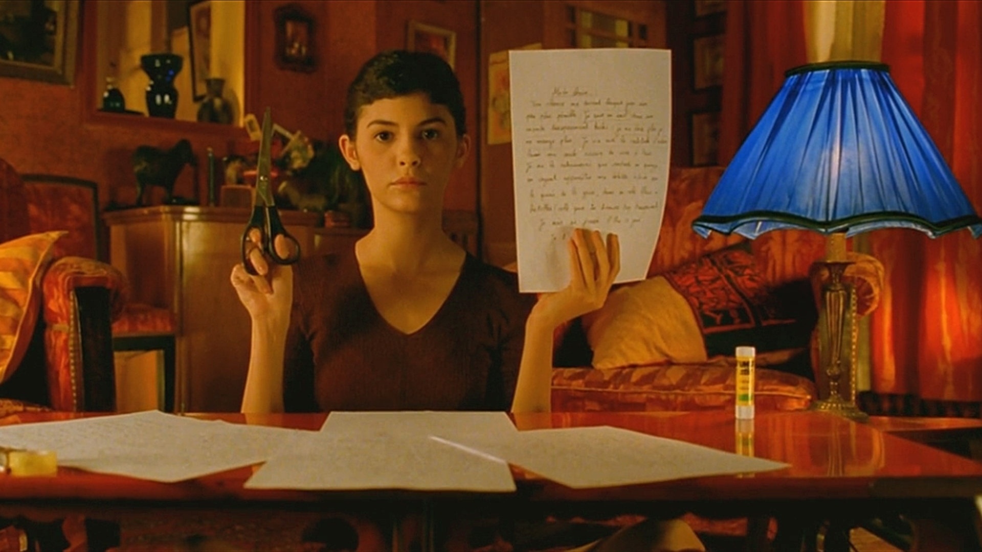 Cena do filme francês "O Fabuloso Destino de Amélie Poulain" (2001), de Jean-Pierre Jeunet. O longa usa muito o contraste de verde e vermelho, que são opostos na paleta de cores. Esses tons também estão bastante presentes na obra do pintor brasileiro Juarez Machado, em quem o filme se inspirou. Assim como Machado, o filme ainda usa cores pontuais que se destacam no ambiente, como o abajur azul, nesse caso - Reprodução