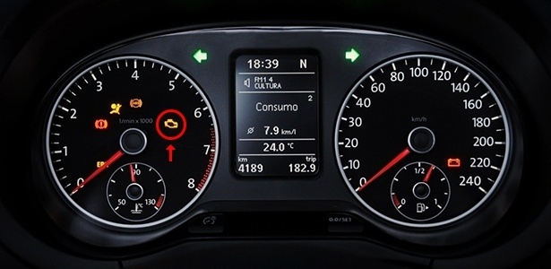 2. LUZ DA INJEÇÃO ACESA: pode indicar bicos sujos ou até combustível adulterado - Murilo Góes/UOL - Murilo Góes/UOL