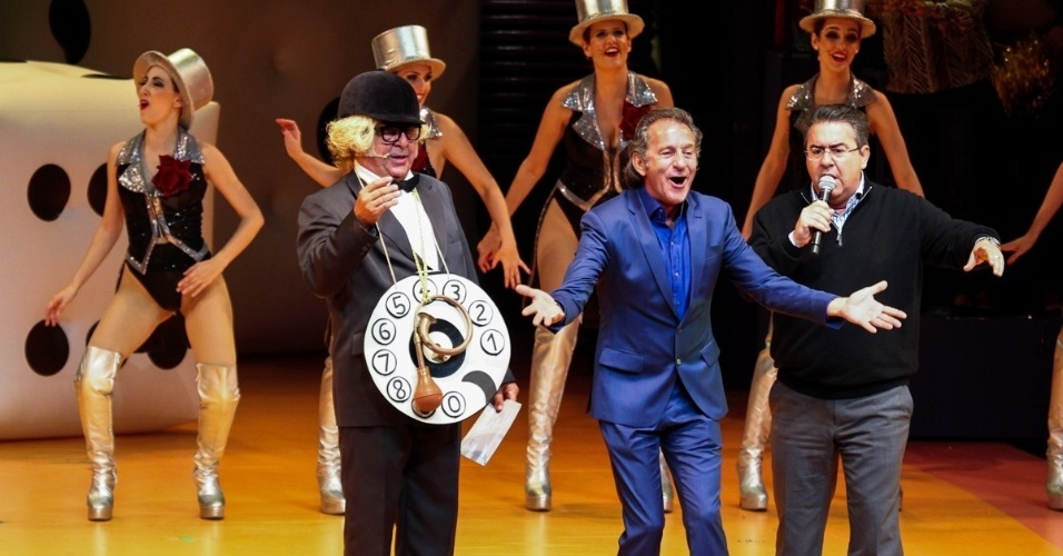 20.mai.2015 - Stepan Nercessian interpreta o protagonista do espetáculo "Chacrinha, O Musical" na noite desta quarta-feira, no Teatro Alfa, na zona sul de São Paulo