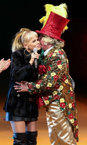 20.mai.2015 - Xuxa Meneghel ganha beijo de Stepan Nercessian durante o espetáculo "Chacrinha, O Musical" na noite desta quarta-feira, no Teatro Alfa, na zona sul de São Paulo