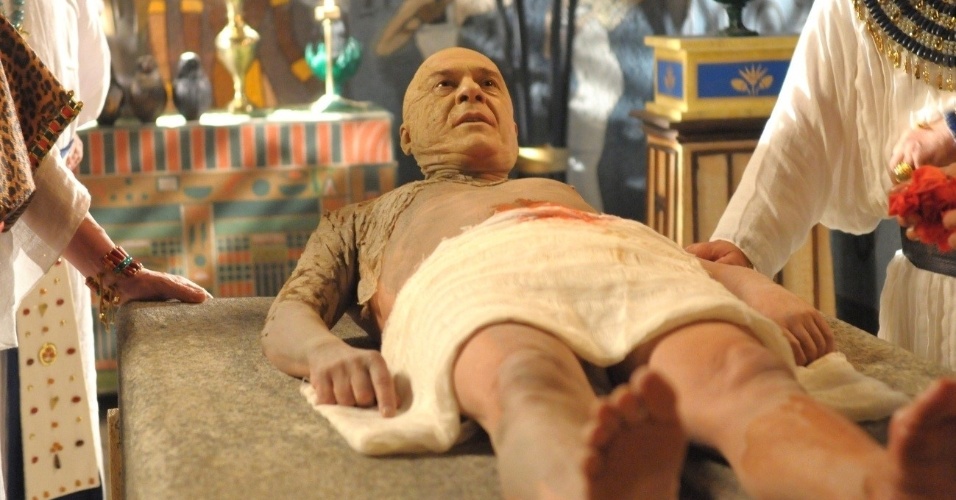 O ator Zécarlos Machado ficou cerca de quatro horas no processo de caracterização da mumificação de seu personagem, o faraó Seti l, que deverá morrer na trama em meados de junho