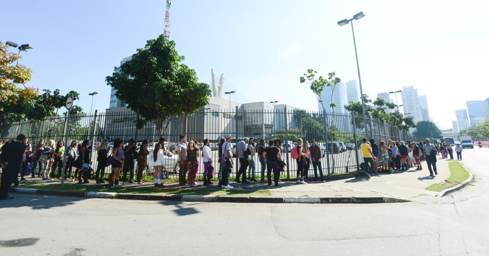 22.mai.2015 - Candidatas ao posto de bailarina do "Domingão do Faustão" fazem fila do lado de fora da sede da Globo em São Paulo, na zona sul da cidade