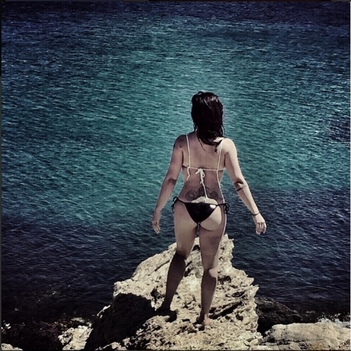 22.mai.2015 - De férias na Grécia, Cleo Pires postou uma foto em seu Instagram na manha desta sexta-feira em que aparece de biquíni olhando para o mar. Na rede social, a atriz recebeu vários elogios como "Maravilhosa", "Linda" e "Musa"