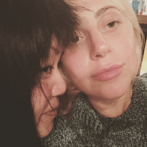 22.mai.2015 - Lady Gaga volta a platinar os cabelos e posta foto no Instagram sem maquiagem, na madrugada desta sexta-feira