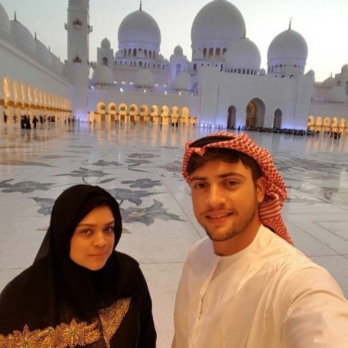 22.mai.2015 - Preta Gil e Rodrigo Godoy ficaram maravilhados com o passeio que fizeram à Grande Mesquita Sheikh Zayed, em Abu Dhabi, nos Emirados Árabes Unidos. "Uma EMOÇÃO sem explicação #mesquita #fé #respeito #abudhabi", disse a recém-casada em sua conta do Instagram