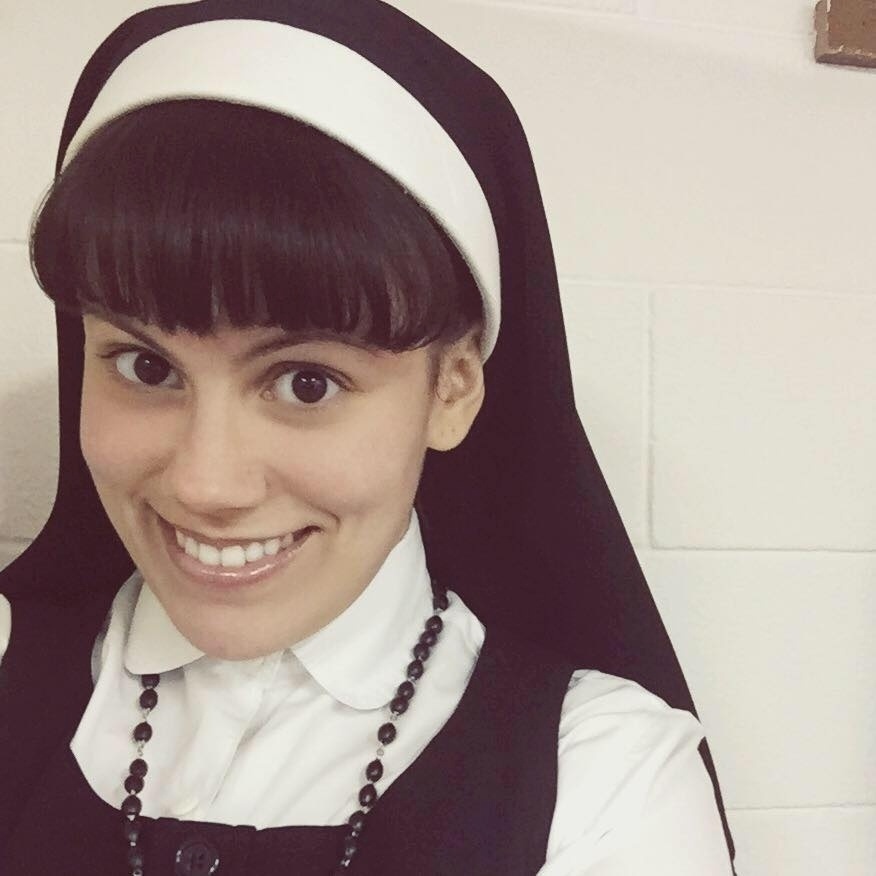 A atriz e cantora Ana Luiza Ferreira, 22 anos, caracterizada como a Irmã Maria Roberta, do musical "Mudança de Hábito", em cartaz em São Paulo. Essa é a estreia de Ana Luiza em um palco profissional e, para viver o papel, ela perdeu 10 kg de gordura e ganhou 7 kg de massa muscular - Divulgação/Facebook