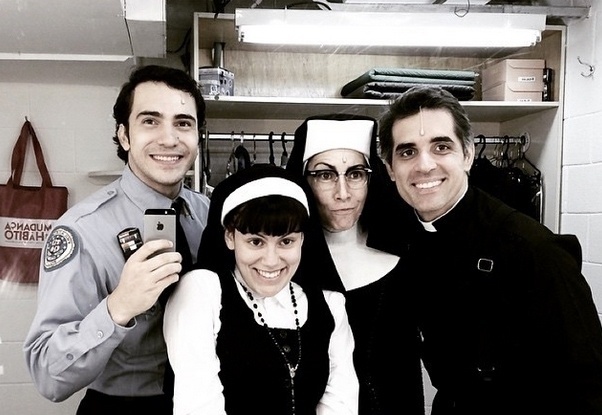 A atriz e cantora Ana Luiza Ferreira, intérprete da Irmã Maria Roberta, com Thiago Machado (o policial Eddie), Daniela Cury (Irmã Maria Lázarus) e Fred Silveira (Curtis Jackson) - Divulgação/Instagram