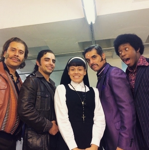 A atriz e cantora Ana Luiza Ferreira, intérprete da Irmã Maria Roberta, em meio à gangue do personagem Curtis Jackson, namorado da protagonista Deloris Van Cartier (Karin Hils), a estrela de "Mudança de Hábito" - Divulgação/Instagram