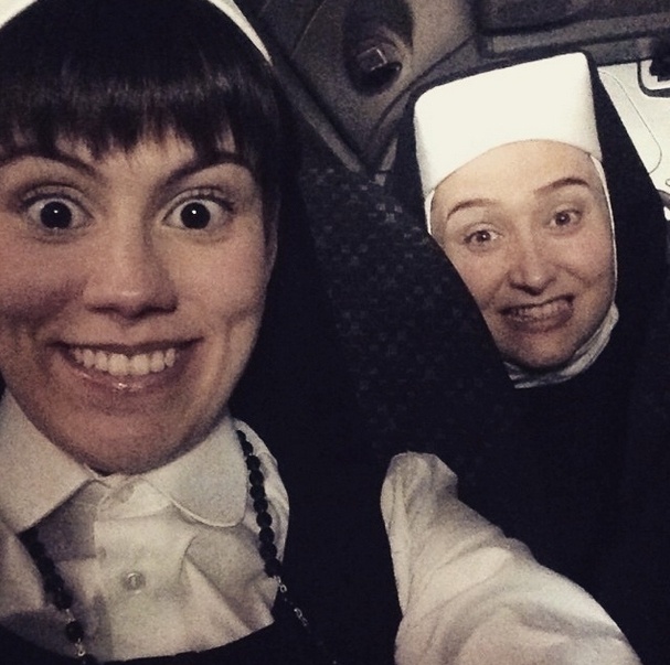 A Irmã Maria Roberta (Ana Luiza Ferreira) ao lado da Irmã Maria Patricia (Andrezza Massei), personagens do musical "Mudança de Hábito". Essa é a estreia profissional de Ana Luiza, que chegou a ir para as audições na expectativa de conseguir o papel de Maria Patricia, mas mudou de planos em cima da hora por uma questão de perfil - Divulgação/Instagram