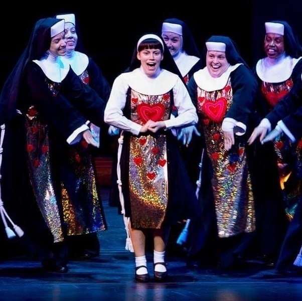 Ao centro da foto, a atriz e cantora Ana Luiza Ferreira, 22 anos, caracterizada como a Irmã Maria Roberta, do musical "Mudança de Hábito", em cartaz em São Paulo. Essa é a estreia de Ana Luiza em um palco profissional e, para viver o papel, ela perdeu 10 kg de gordura e ganhou 7 kg de massa muscular - Divulgação/Instagram