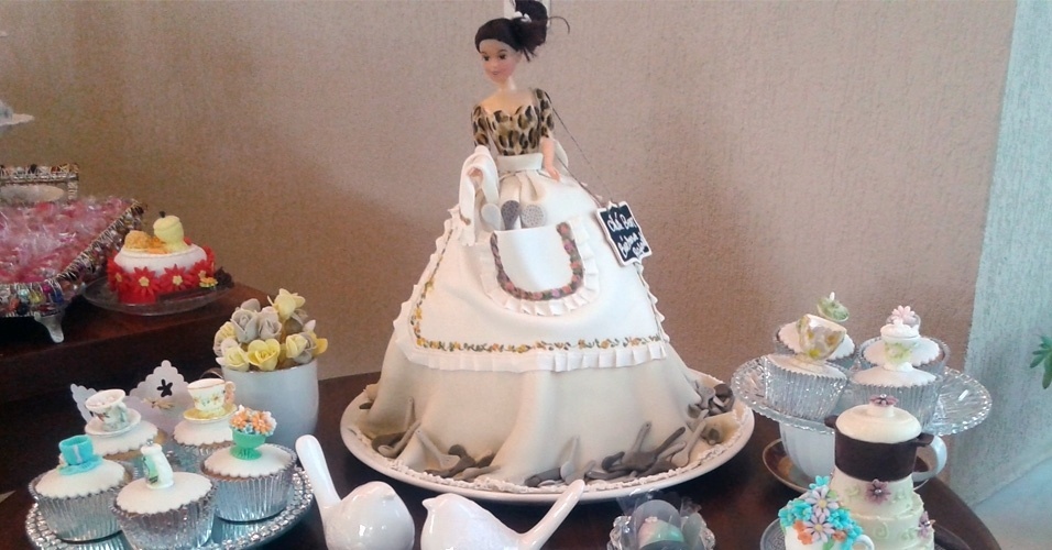 O bolo boneca, produzido por Ana Lúcia Feitosa (analucakes.blogspot.com), teve a estampa do vestido de oncinha e as flores no avental pintadas à mão. Recheio de brigadeiro e doce de leite. R$ 80 por quilo (serve 10 pessoas). Preço pesquisado em maio de 2015. Sujeito a alteração - Divulgação
