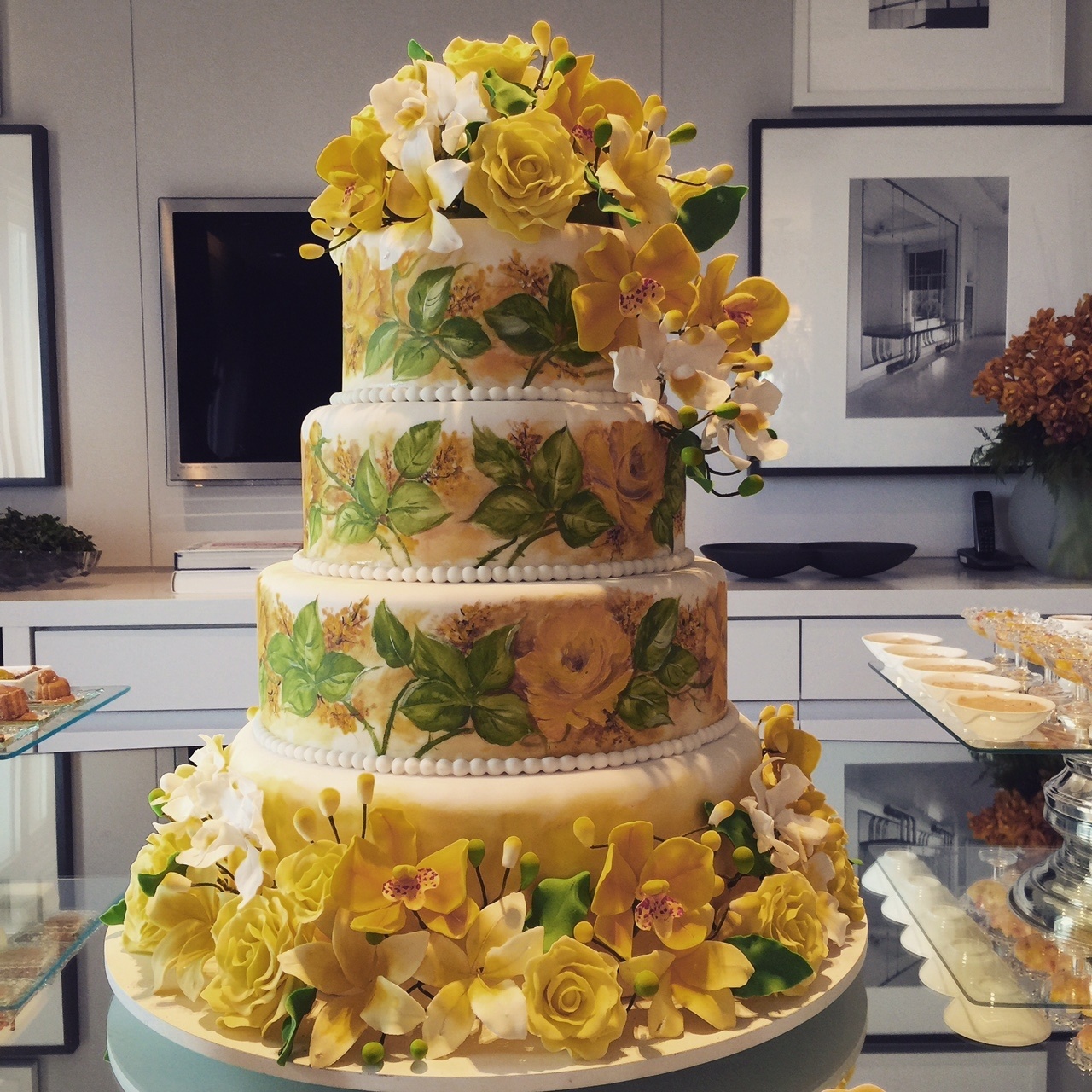 Pinturas, flores verdadeiras e outras feitas de pasta americana decoraram quatro andares deste bolo da Wondercakes (www.wondercakes.com.br).O recheio é de brigadeiro. R$ 350 (dois quilos, serve vinte pessoas). Preço pesquisado em maio de 2015. Sujeito a alteração - Divulgação