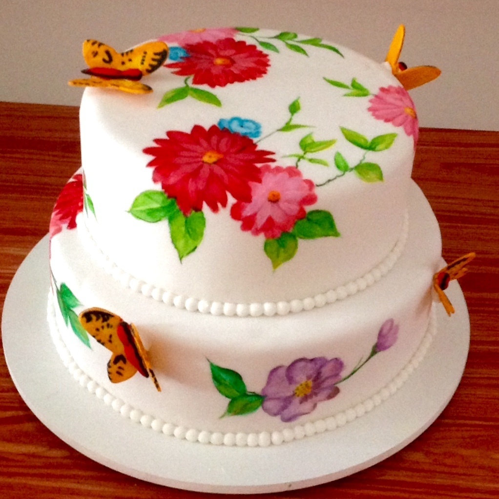 As flores foram pintadas na pasta americana primeiro delineando o contorno e depois preenchendo as pétalas com corante. Da Wondercakes (www.wondercakes.com.br). O recheio é de doce de leite. R$ 350 (dois quilos, serve 20 pessoas). Preço pesquisado em maio de 2015. Sujeito a alteração - Divulgação