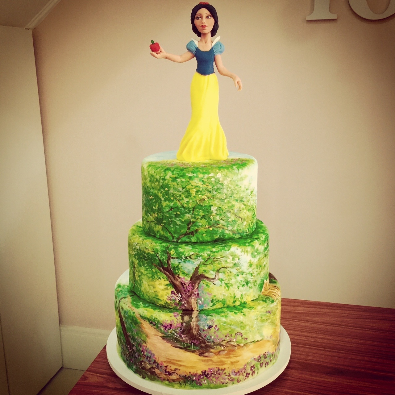 A Wondercakes (www.wondercakes.com.br) produziu três andares de bolo criando uma floresta para a Branca de Neve. A árvore foi pintada a mão com pincel fino. O recheio é de brigadeiro. R$ 350 (dois quilos, serve vinte pessoas). Preço pesquisado em maio de 2015. Sujeito a alteração - Divulgação