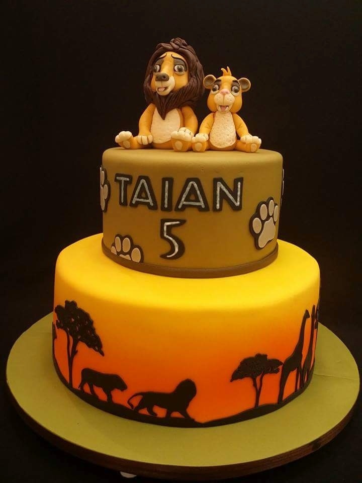 Para pintar este bolo do "Rei Leão", Mirella Rodrigues (www.mirellarodrigues.com) usou um aerógrafo. Recheio de brigadeiro trufado. R$ 90 por quilo (bolo de 3kg, serve 35 pessoas). Preço pesquisado em maio de 2015. Sujeito a alteração - Divulgação