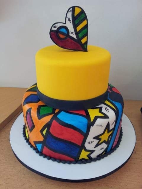 Inspirado na obra do artista plástico Romero Britto, o trabalho da boleira Mirella Rodrigues (www.mirellarodrigues.com) foi totalmente pintado à mão. Os dois andares traziam detalhes coloridos que foram finalizados com pinceis. Recheio de beijinho e doce de leite com crocante. R$ 90 por quilo (bolo de 3kg, serve 35 pessoas). Preço pesquisado em maio de 2015. Sujeito a alteração - Divulgação