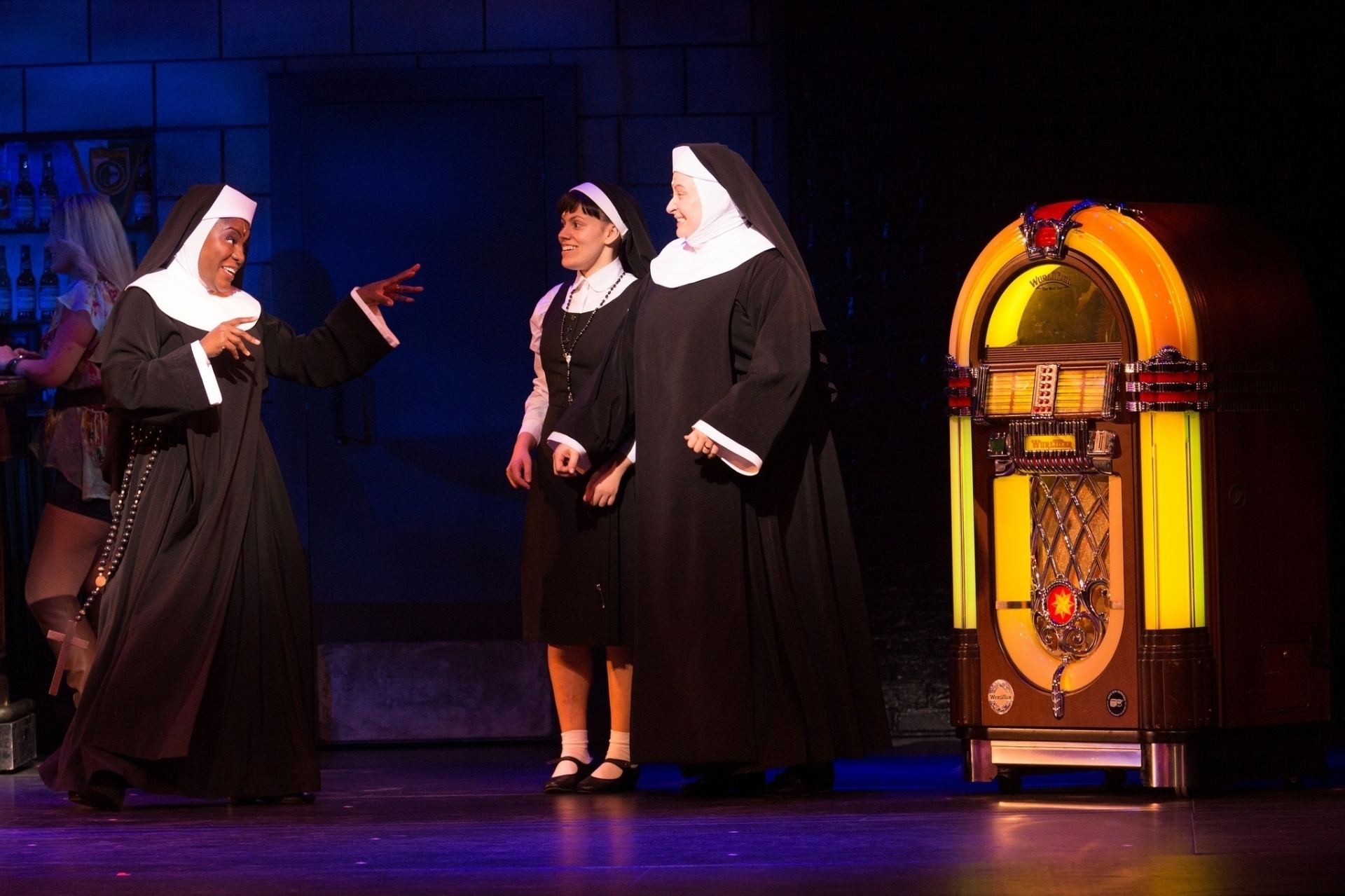 Cena da Irmã Maria Roberta (Ana Luiza Ferreira) com a protagonista Deloris Van Cartier (Karin Hils) e a Irmã Maria Patricia (Andrezza Massei), no musical "Mudança de Hábito", em cartaz em São Paulo. Essa é a estreia de Ana Luiza em um palco profissional e, para viver o papel, ela perdeu 10 kg de gordura e ganhou 7 kg de massa muscular - Marcos Herme