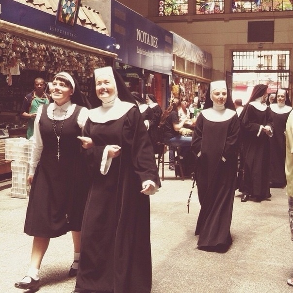 Elenco do musical "Mudança de Hábito" em passeio pelo Mercado Público de São Paulo antes da estreia, em março. Para fazer um vídeo promocional do espetáculo, o grupo percorreu outros pontos turísticos da cidade, como a Rua 25 de Março, a Rua Oscar Freire e o Masp. "As pessoas nos perguntavam se éramos freiras de verdade. A gente fingia que sim, mas o rosto bem maquiado da Karin [Hils] denunciava. Dançamos até 'Assererrê'", conta Ana Luiza Ferreira, a Irmã Maria Roberta - Divulgação/Instagram