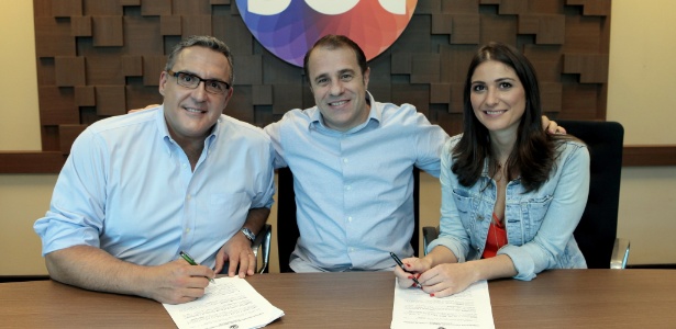 Novos contratados do SBT, Fabrizio Fasano Jr. e Carolina Fiorentino posam com Fernando Pelegio, diretor de Planejamento Artístico e Criação do SBT