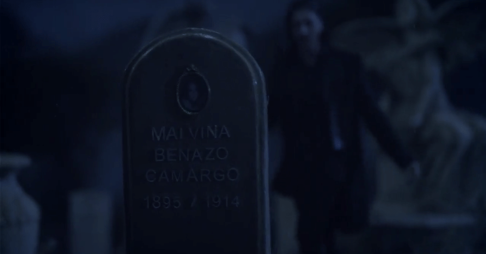 22.mai.2015 - Desesperado, Gabriel (Johnny Massaro) corre para o cemitério depois de saber que Malvina (Marina Ruy Barbosa) se jogou de uma ponte por ter sido deixada por ele no altar no dia do casamento deles