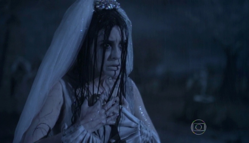 22.mai.2015 - Gabriel (Johnny Massaro) avisa para Malvina (Marina Ruy Barbosa) que os dois não se casaram e que ela está morta. Inconformada, ela olha para seu caixão vazio. "É por isso que eu sentia meu coração apertado", conclui ela