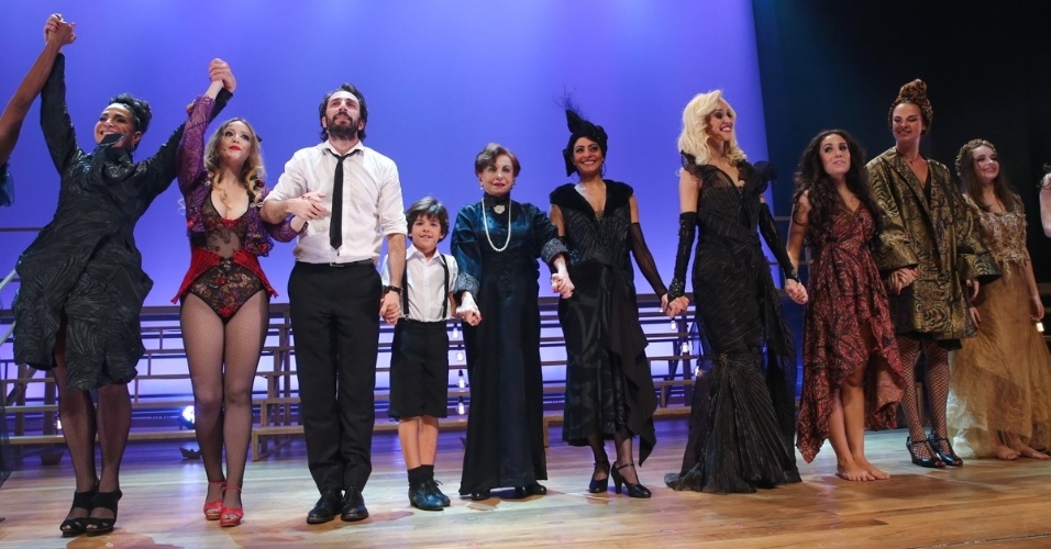 23.mai.2015 - Elenco se reúne no palco após o espetáculo "Nine, Um Musical Felliniano" no Teatro Porto Seguro, no Campos Elíseos, no centro de São Paulo, nesta sexta-feira
