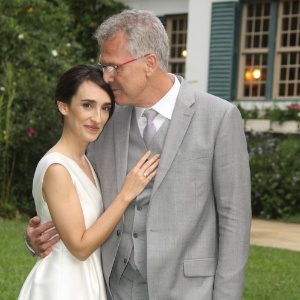 23.mai.2015 - Recém-casados, Maria Prata e Pedro Bial posam em Petrópolis, na região serrana do Rio de Janeiro - PHOTO RIO NEWS - PHOTO RIO NEWS