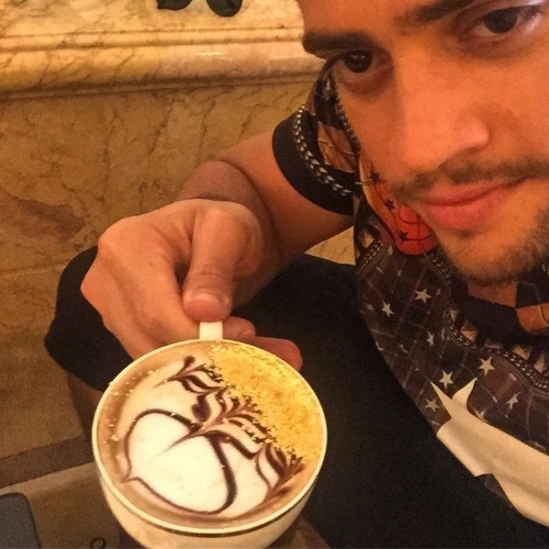 23.mai.2015 - Rodrigo Godoy fica impressionado com café servido com pó de ouro e ostenta a iguaria em sua conta do Instagram