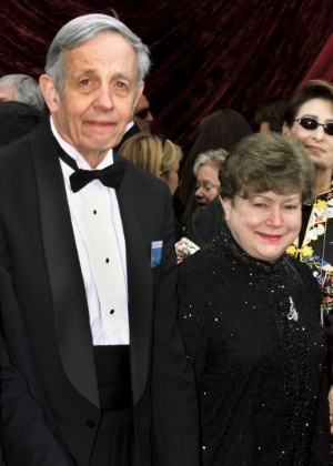 24.mar.2002 - O vencedor do Nobel John Nash e sua mulher Alicia na 74ª edição do Oscar. Os dois morreram em um acidente de carro em Nova Jersey, nos Estados Unidos - /Fred Prouser/Reuters