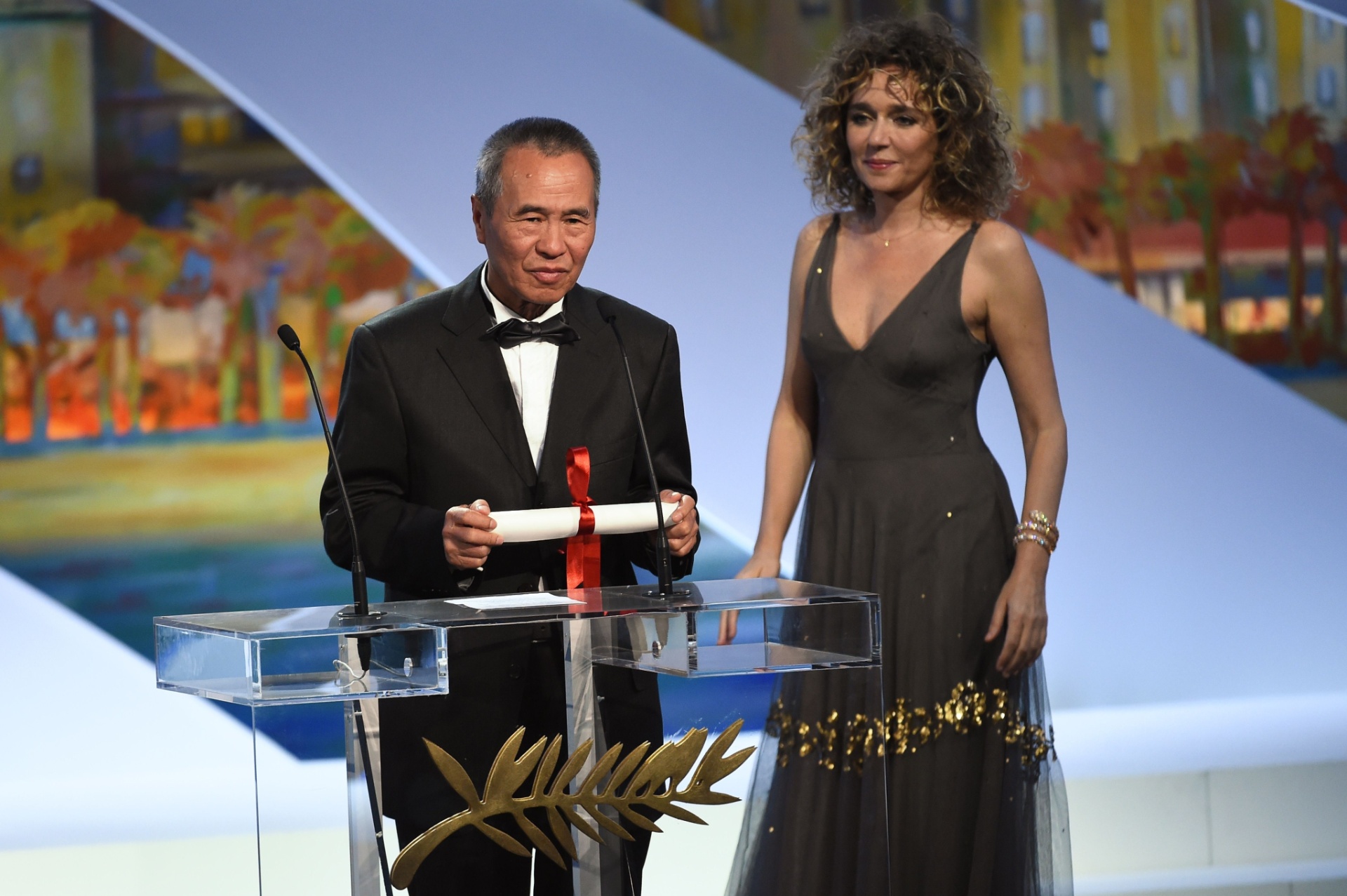 Hou Hsiao-Hsien, de Taiwan, recebe o prêmio de melhor diretor por "The Assassin" no Festival de Cannes 2015 - undefined