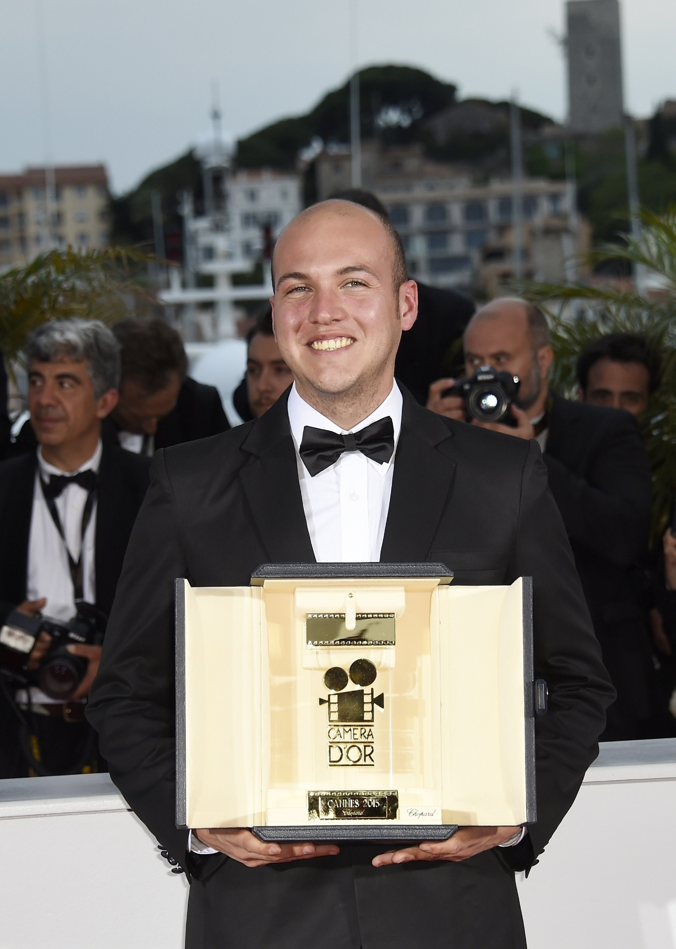 O colombiano Cesar Augusto Acevedo posa com o prêmio Camera d'Or para o filme "La Tierra y la Sombra" no Festival de Cannes 2015 - undefined