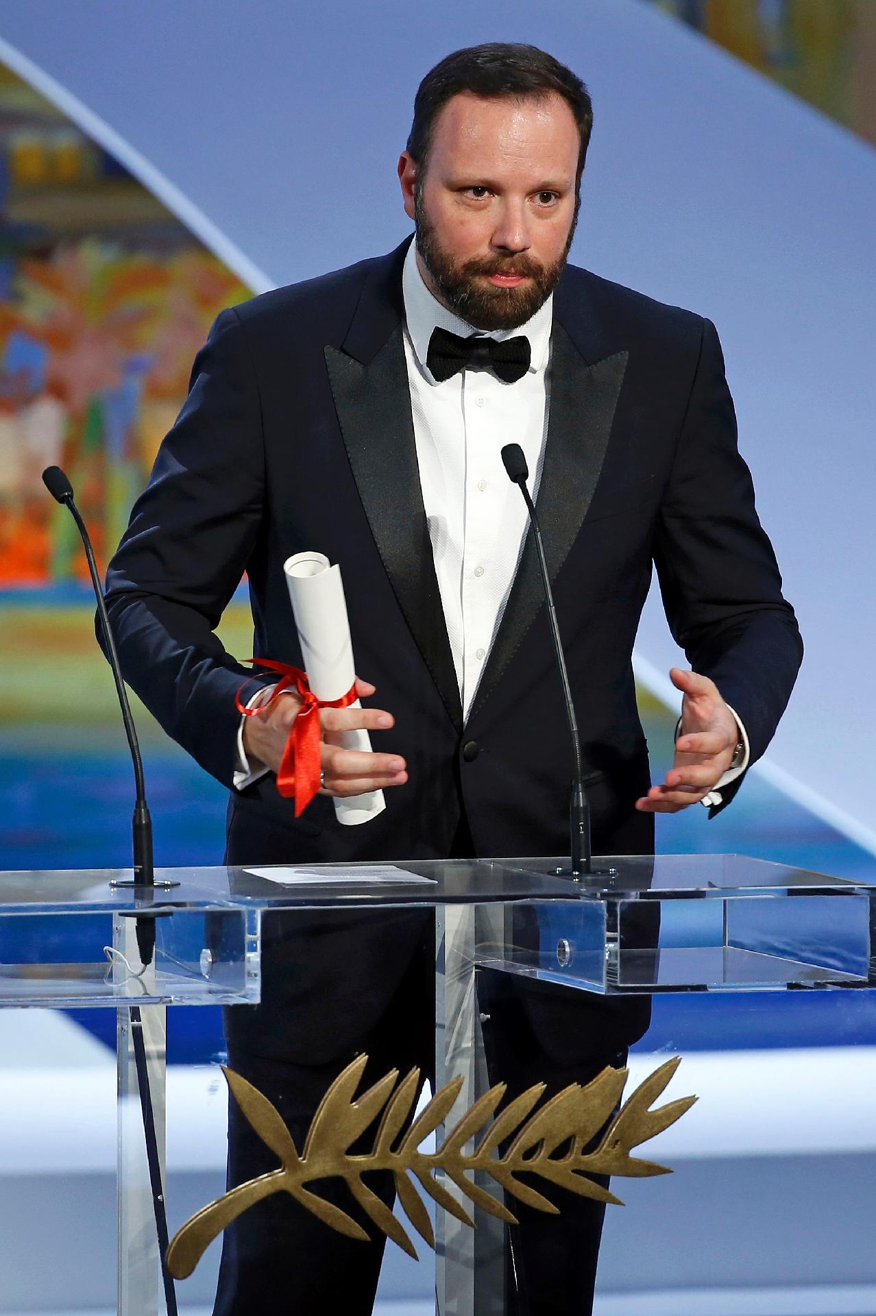 O diretor Yorgos Lanthimos recebe o prêmio do júri para "The Lobster" no Festival de Cannes 2015 - undefined