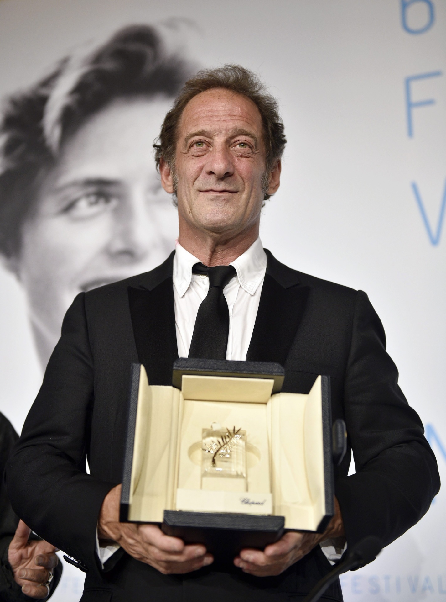 O francês Vincent Lindon posa com o prêmio de melhor ator no Festival de Cannes 2015, por sua performance em "La Loi du Marche" - undefined