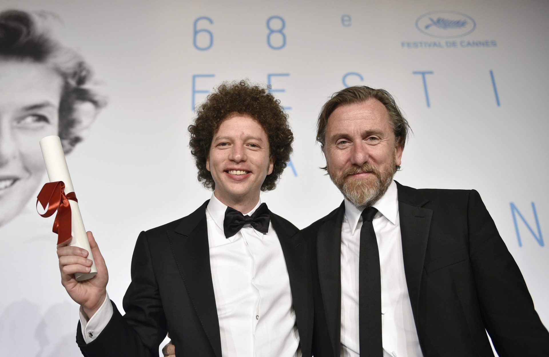 O mexicano Michel Franco posa ao lado do ator Tim Roth após receber o prêmio de melhor roteiro por "Chronic" no Festival de Cannes 2015 - undefined