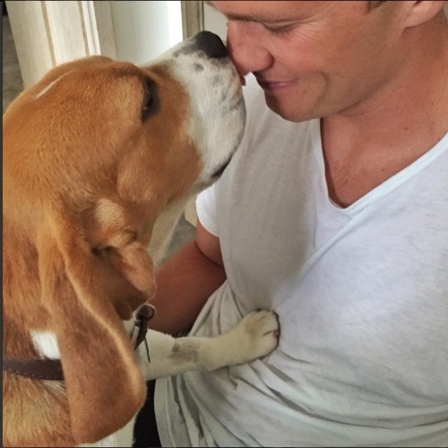 24.mai.2015 - Gisele Bündchen posta foto de seu marido Tom Brady com o novo cachorro