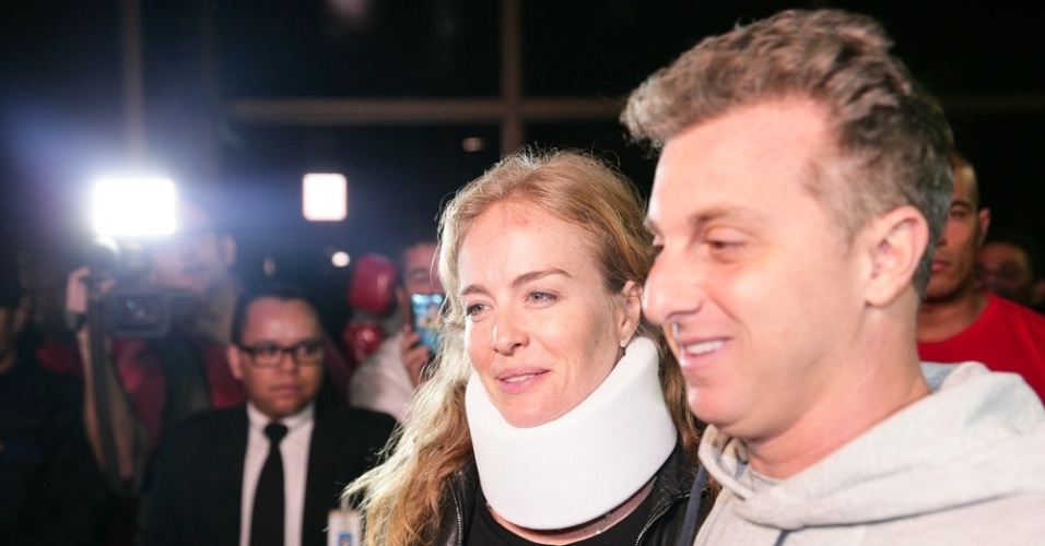 25.mai.2015 - Após acidente aéreo, Angélica e Luciano Huck deixam hospital em São Paulo e conversam com a imprensa