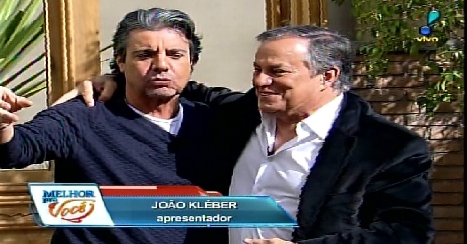 25.mai.2015 - João Kleber também prestigiou a estreia do "Melhor Pra Você". O apresentador do "Você na TV" tocou a campainha durante o programa e foi recebido com um forte abraço de Ronnie Von.