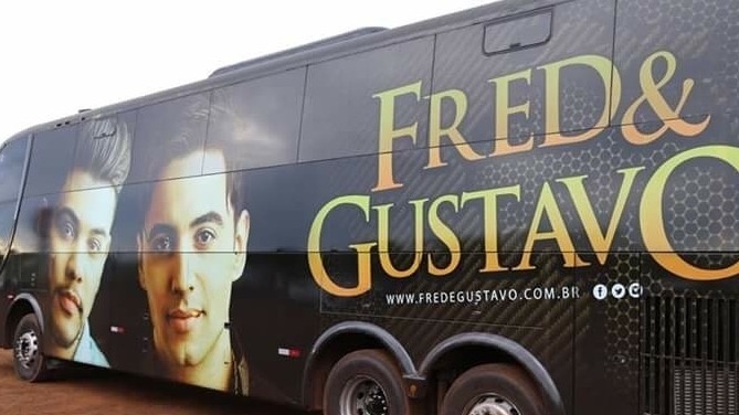 O ônibus da dupla Fred e Gustavo, de Goiás, é um Marcopolo Paradiso 1550 LD equipado com 22 poltronas e quatro camas. Há TV, DVD, geladeira e um videogame - Divulgação