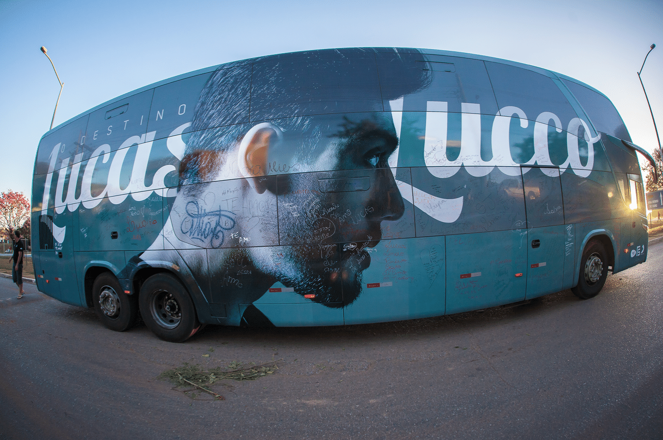 O ônibus que o cantor Lucas Lucco costuma viajar, além de estampar uma foto enorme do artista carrega as assinaturas das fãs. Virou uma tradição deixar uma assinatura no plotter do ônibus - Vitor Almeida